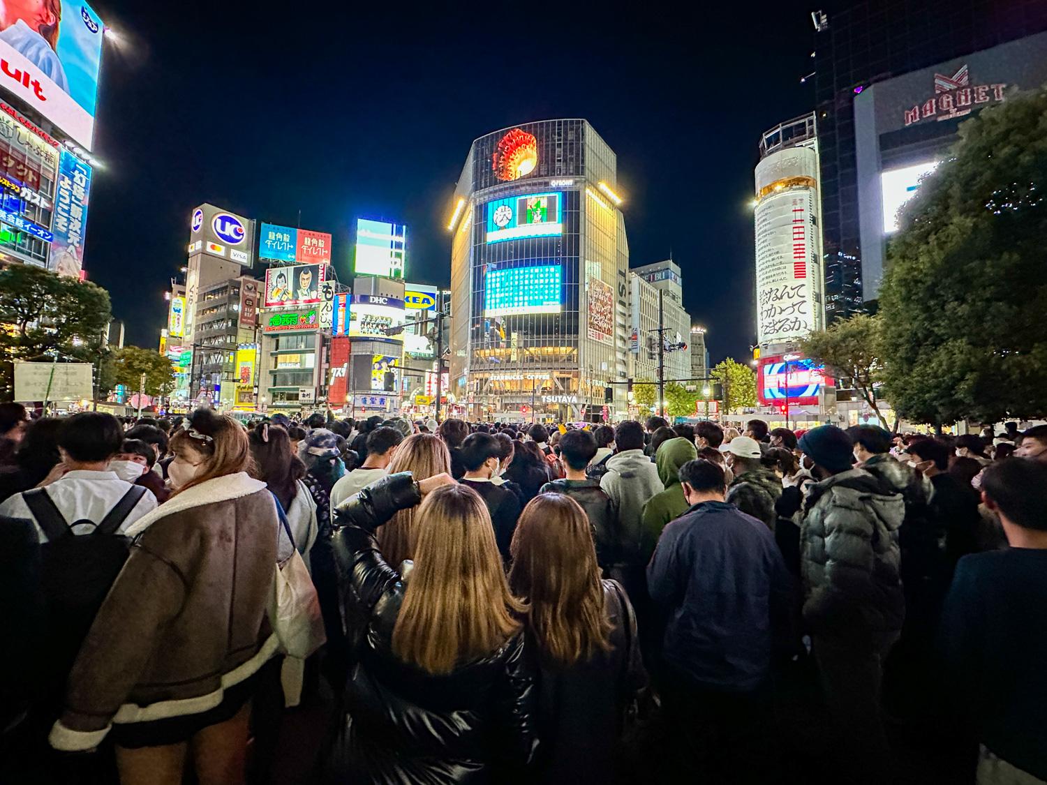 厳戒態勢の渋谷ハロウィンを歩く…続々やって来る仮装姿の人々、スクランブルに響くDJポリスの声 | Business Insider Japan