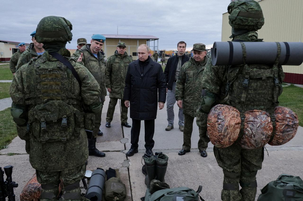 予備役兵の準備状況を視察するロシアのプーチン大統領。