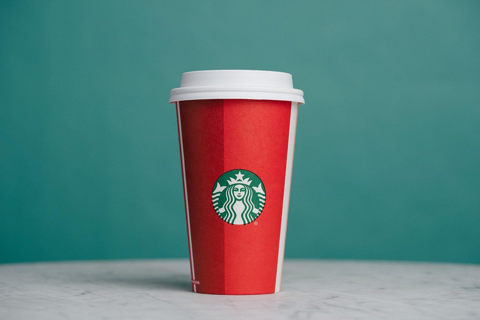 気分はクリスマス？ スターバックス、25年間の「ホリデーカップ