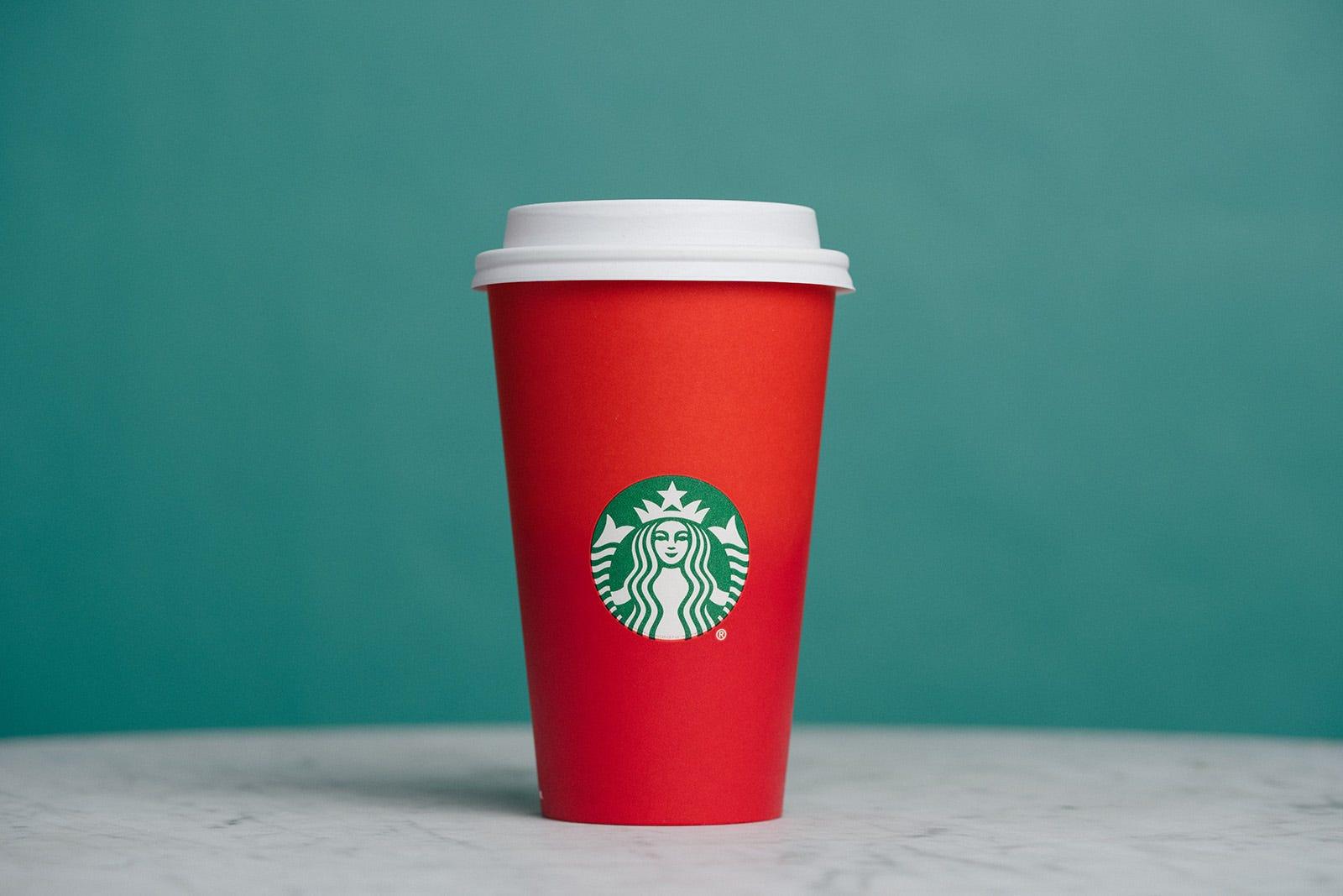 気分はクリスマス？ スターバックス、25年間の「ホリデーカップ