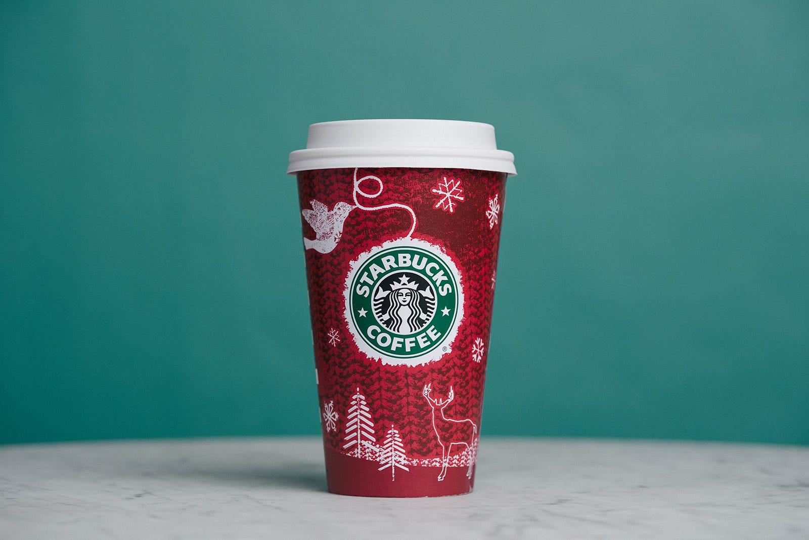 気分はクリスマス？ スターバックス、25年間の「ホリデーカップ