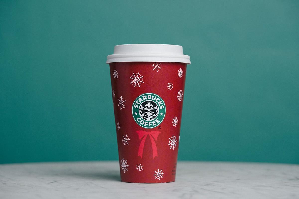 気分はクリスマス？ スターバックス、25年間の「ホリデーカップ 