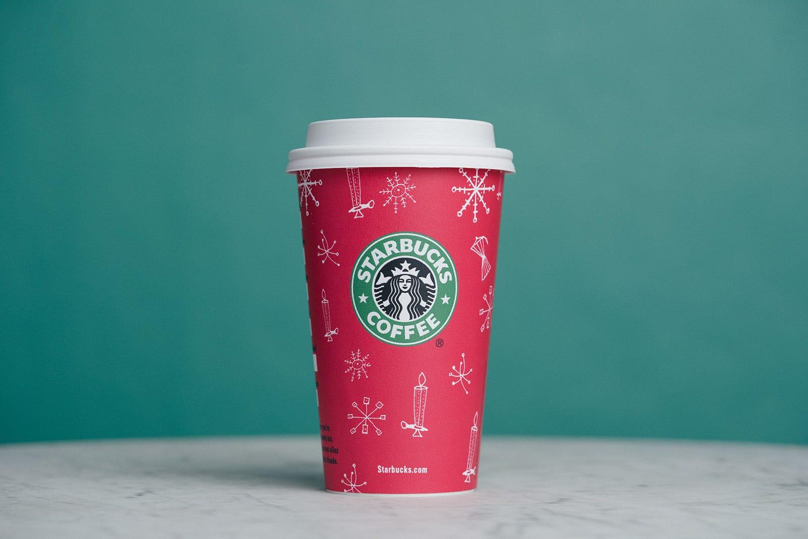 気分はクリスマス？ スターバックス、25年間の「ホリデーカップ
