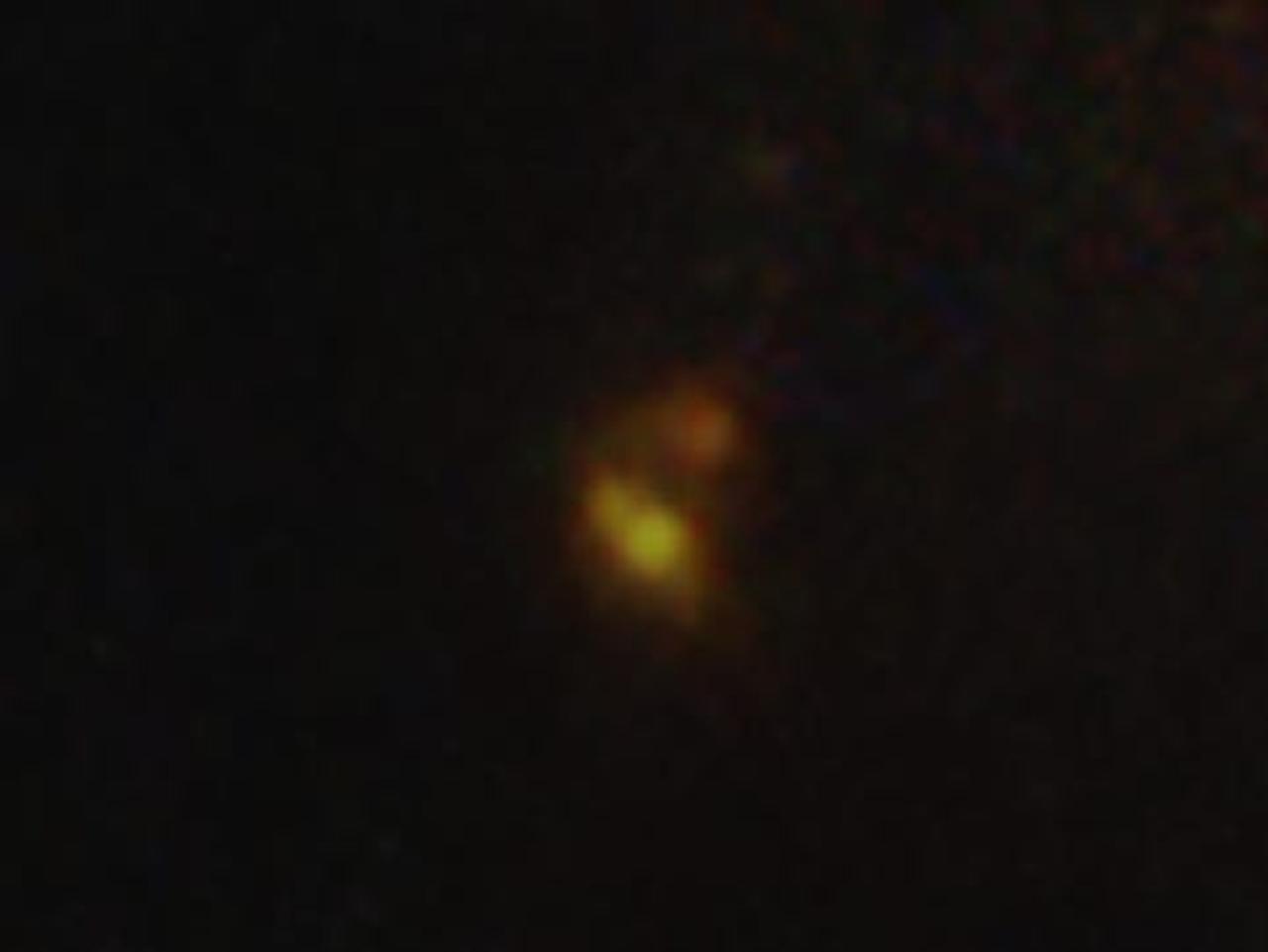 JWSTが撮影した、重力レンズ効果で3つに分裂したMACS0647-JDの像のうちの1つ。