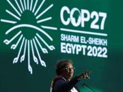 エジプトのシャルム・エル・シェイクで開催されている第27回国連気候変動枠組み条約締約国会議（COP27）の首脳級会合で発言するバルバドスのミア・モトリー首相。