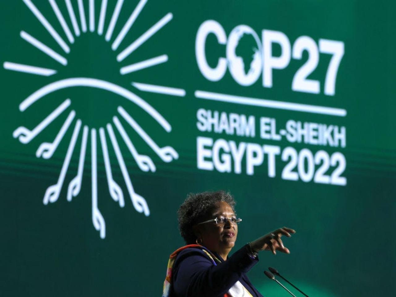 エジプトのシャルム・エル・シェイクで開催されている第27回国連気候変動枠組み条約締約国会議（COP27）の首脳級会合で発言するバルバドスのミア・モトリー首相。