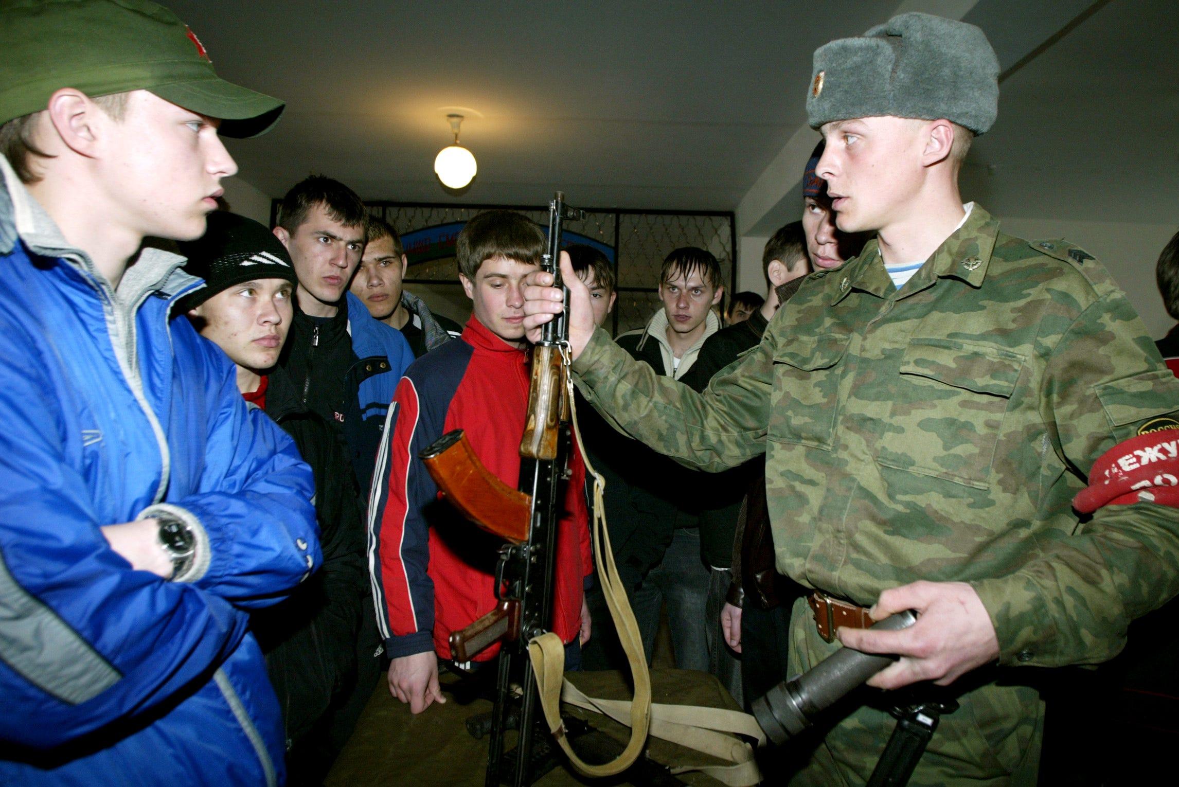 ロシアの学校のカリキュラムに軍事訓練が復活…ウクライナでの苦戦を