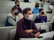 ロシア、タンボフの各校から集まった高校生が補講を受ける様子。感染症防止のためのマスクを装着している。