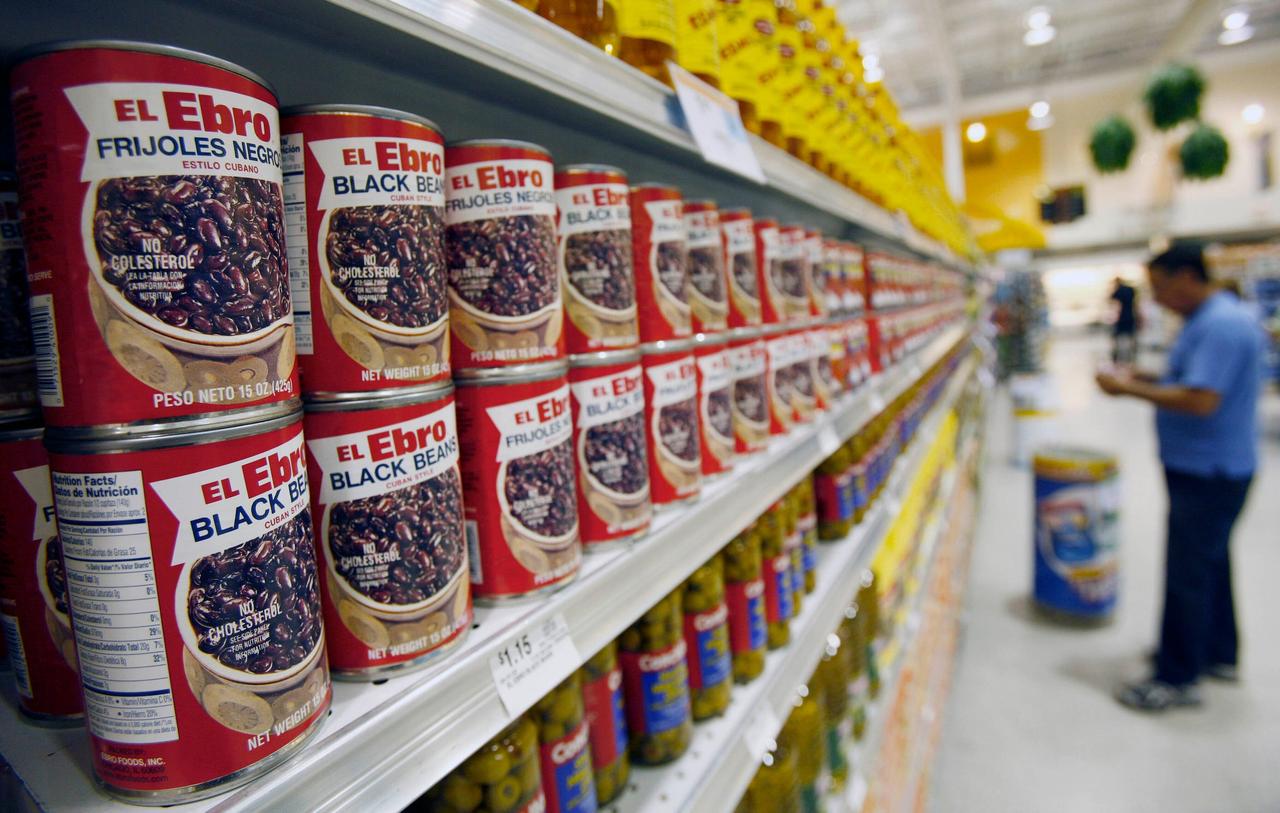 フロリダ州にあるスーパーの棚に並ぶ黒いんげん豆の缶詰。