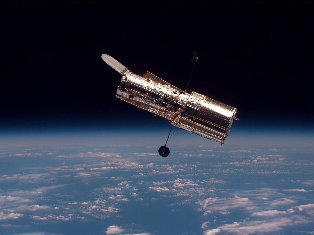 ハッブル宇宙望遠鏡は、地球を周回しながら宇宙の姿を詳細に捉えている。
