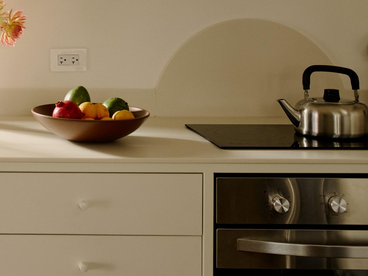 キッチンのフルーツとケトル