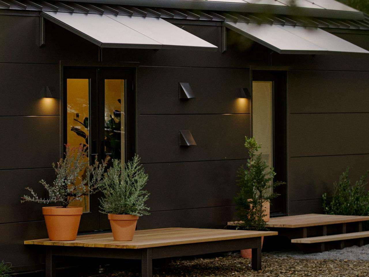 外から窓を見る