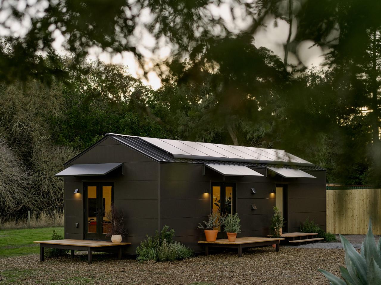 家全景とソーラーパネル