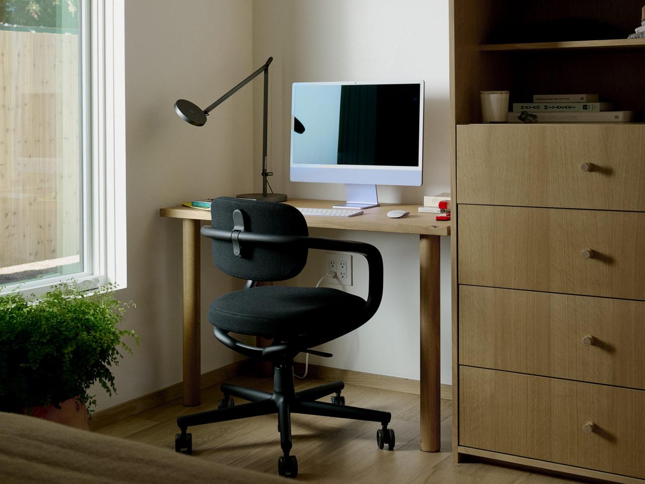 パソコンデスクと黒い椅子