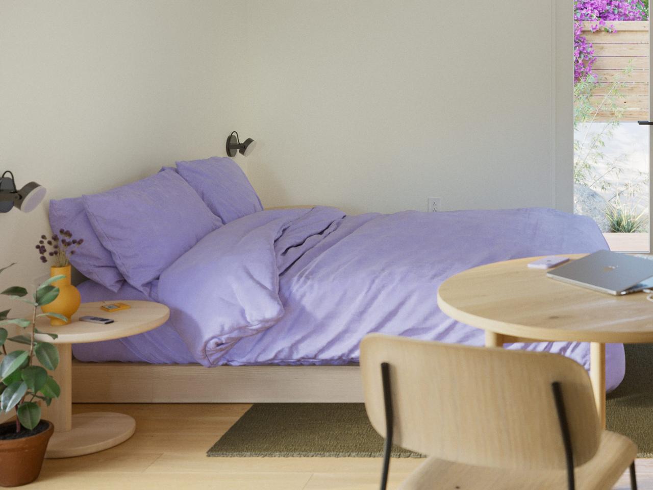 紫のベッド