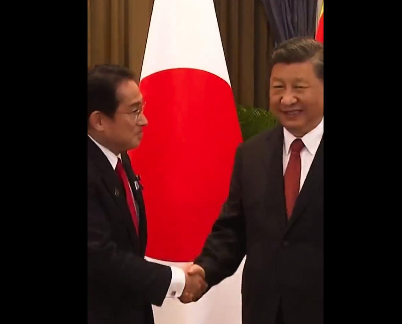 握手を交わす岸田首相と習近平国家主席