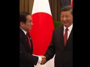 握手を交わす岸田首相と習近平国家主席