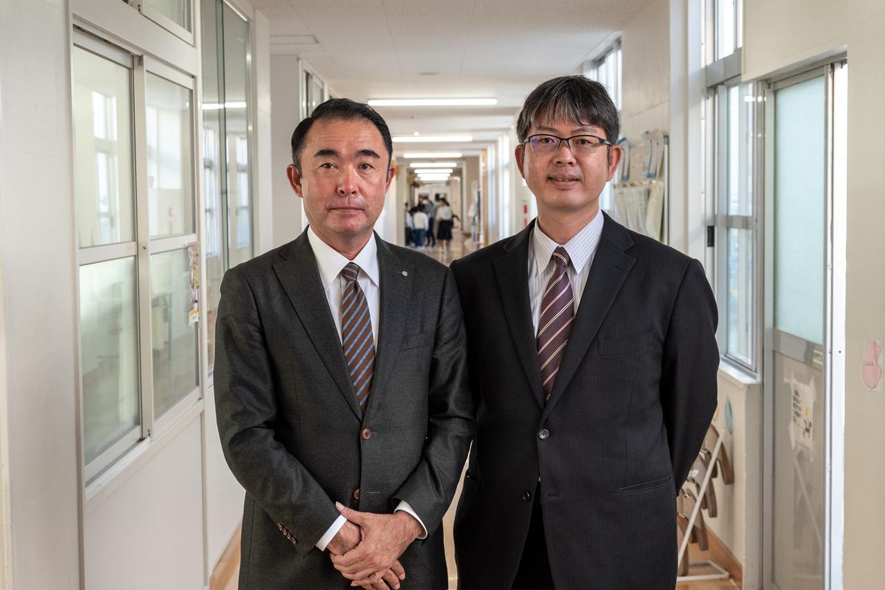 Junichi Nishida, principal of Nokonoshima Elementary and Junior High School, and Osamu Shimizu, ICT teacher, from the left.