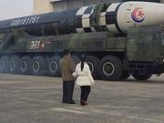 2022年11月18日、北朝鮮の平壌国際空港で｢火星17号｣を視察する金正恩総書記（左）と彼の娘（朝鮮労働党機関紙｢労働新聞｣が11月19日に公開）。