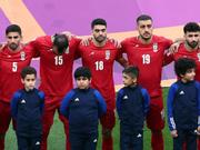 2022年11月21日、試合前の国歌斉唱時のイラン代表。