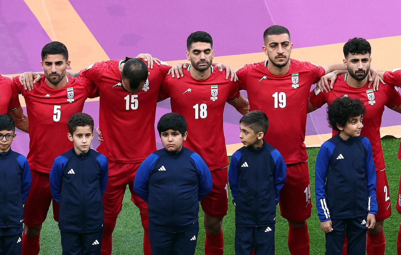 2022年11月21日、試合前の国歌斉唱時のイラン代表。