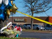 花やバルーンが飾られた、銃乱射が起きた米バージニア州チェサピーク市のウォルマート
