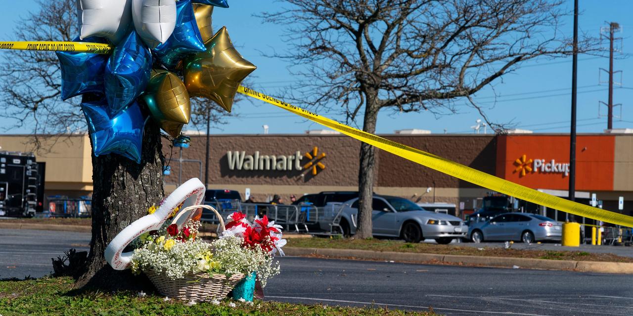 花やバルーンが飾られた、銃乱射が起きた米バージニア州チェサピーク市のウォルマート