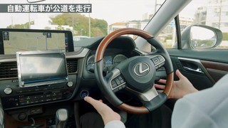 自動運転中に手を離すと、小刻みに自動でハンドルが調整されていた