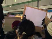 新宿駅南口での抗議活動の参加者。