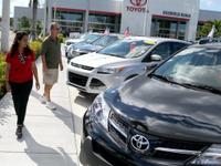 トヨタの販売店に並ぶ自動車