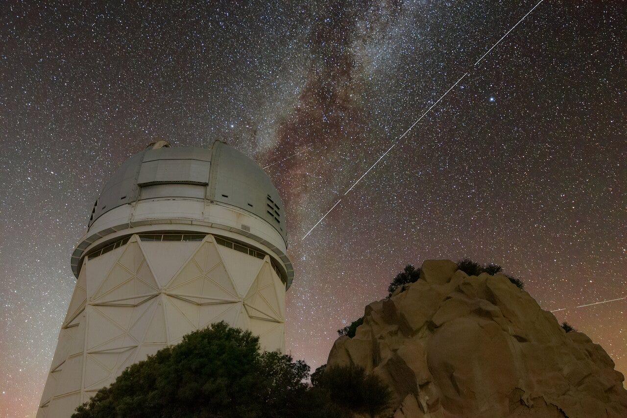 通信衛星｢ブルーウォーカー3｣が夜空に残した軌跡。アリゾナ州キットピーク国立天文台にて撮影。