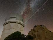 通信衛星｢ブルーウォーカー3｣が夜空に残した軌跡。アリゾナ州キットピーク国立天文台にて撮影。