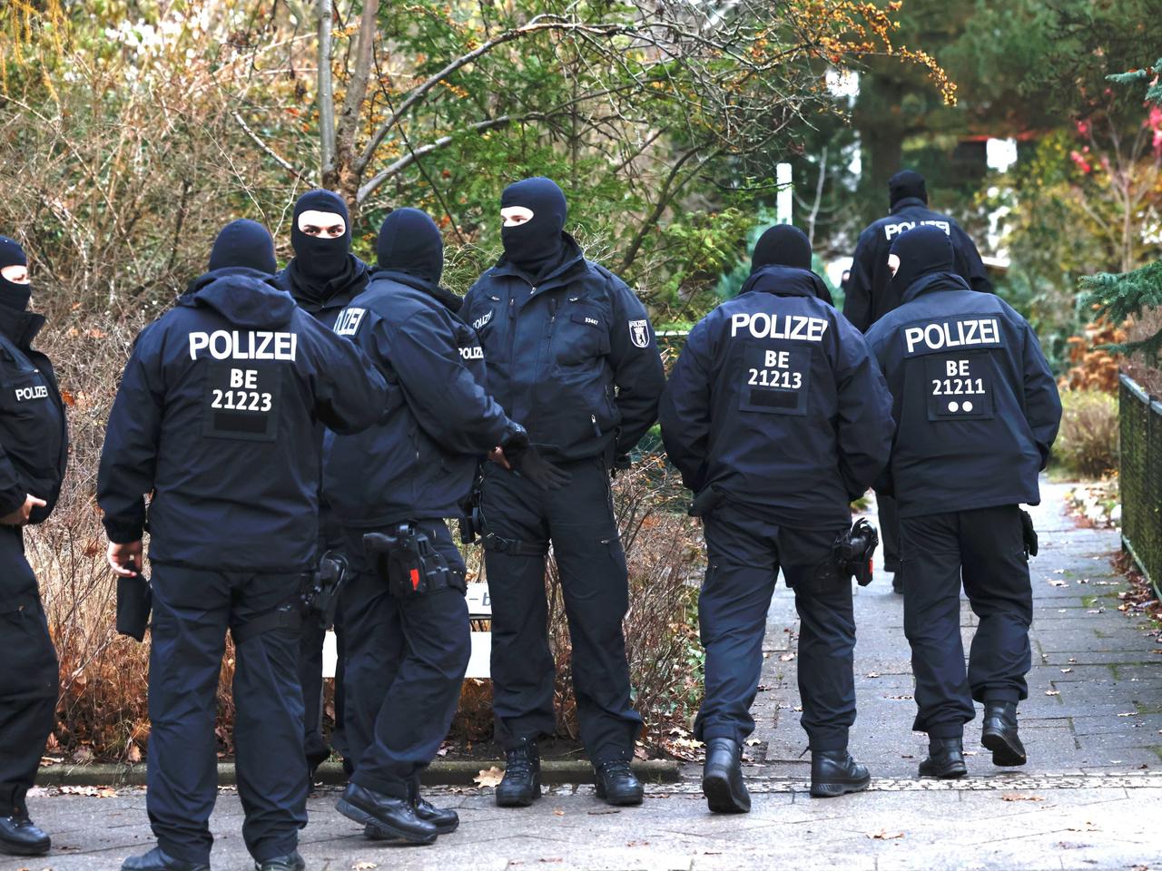 2022年12月7日、ドイツ警察当局はベルリンで家宅捜索を行った。