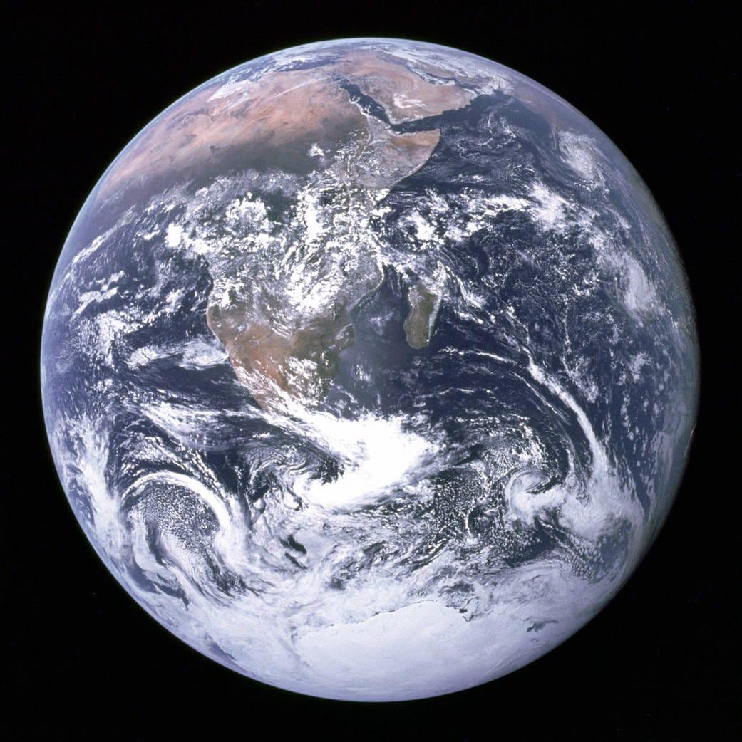 宇宙から撮影された7枚の地球の写真…上空105キロメートルから60億 