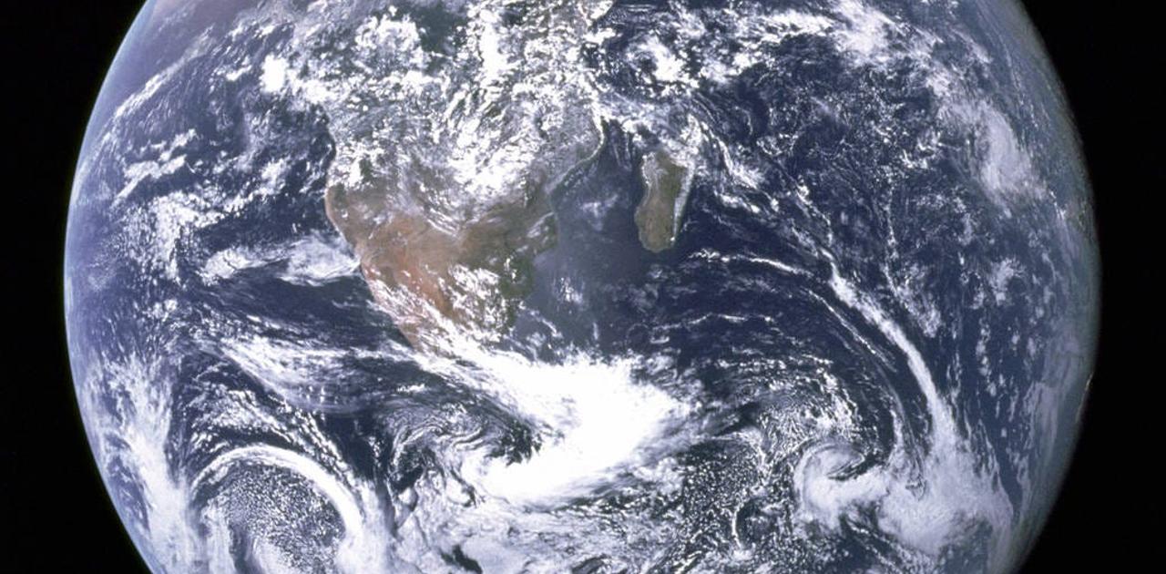 宇宙から撮影された7枚の地球の写真…上空105キロメートルから60億キロメートルまで | Business Insider Japan