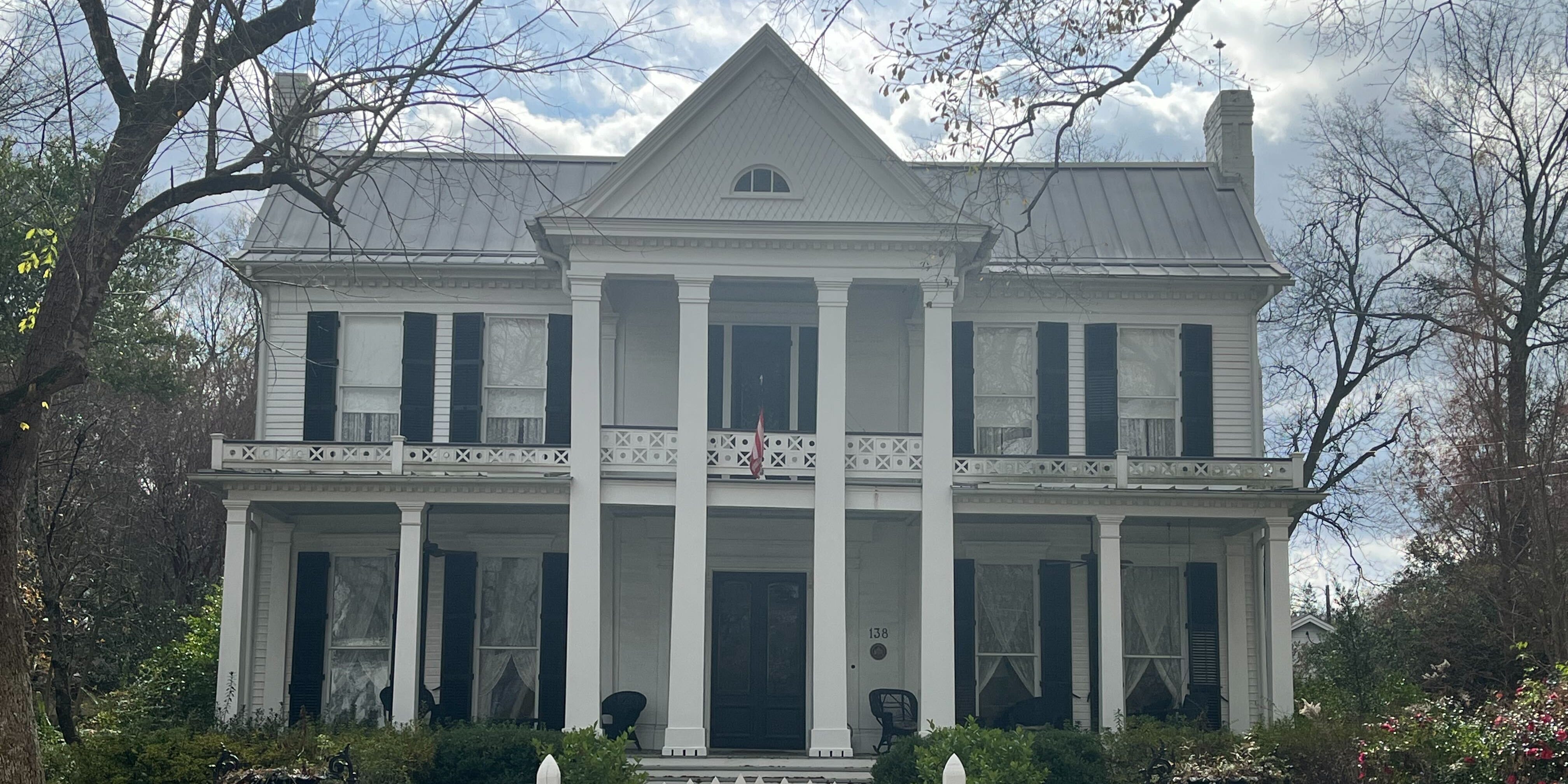 のぞいてみたい？ 現在売りに出されている「リアル幽霊屋敷」たち