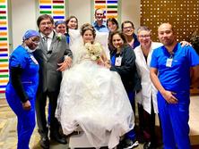 残された時間はわずか... がんと闘う婚約者のために、男性は家族や病院と協力して12時間で結婚式を実現させた