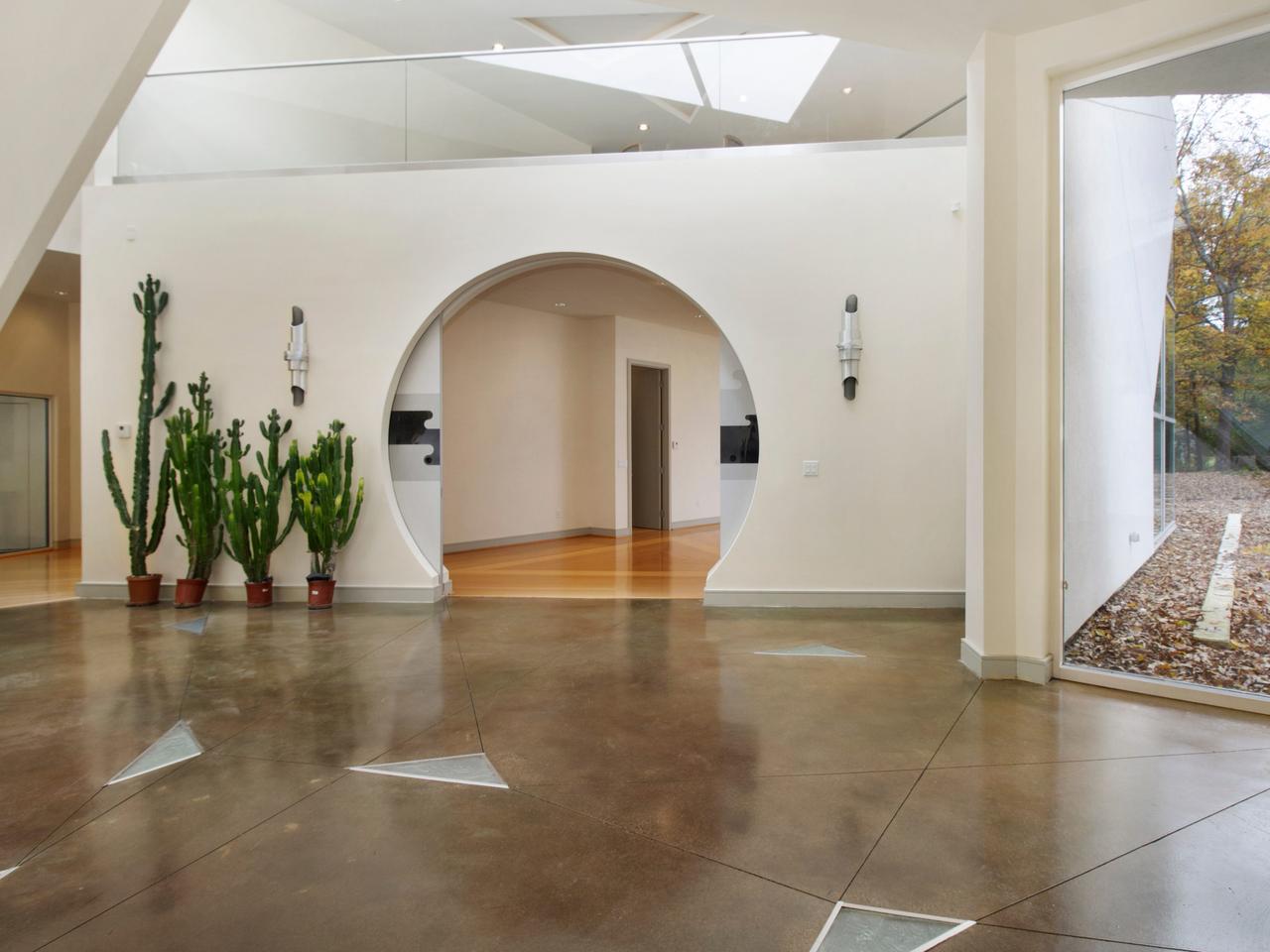 別の角度から見た玄関ホワイエ。広々としており、植物やアートを飾るのにも適している。