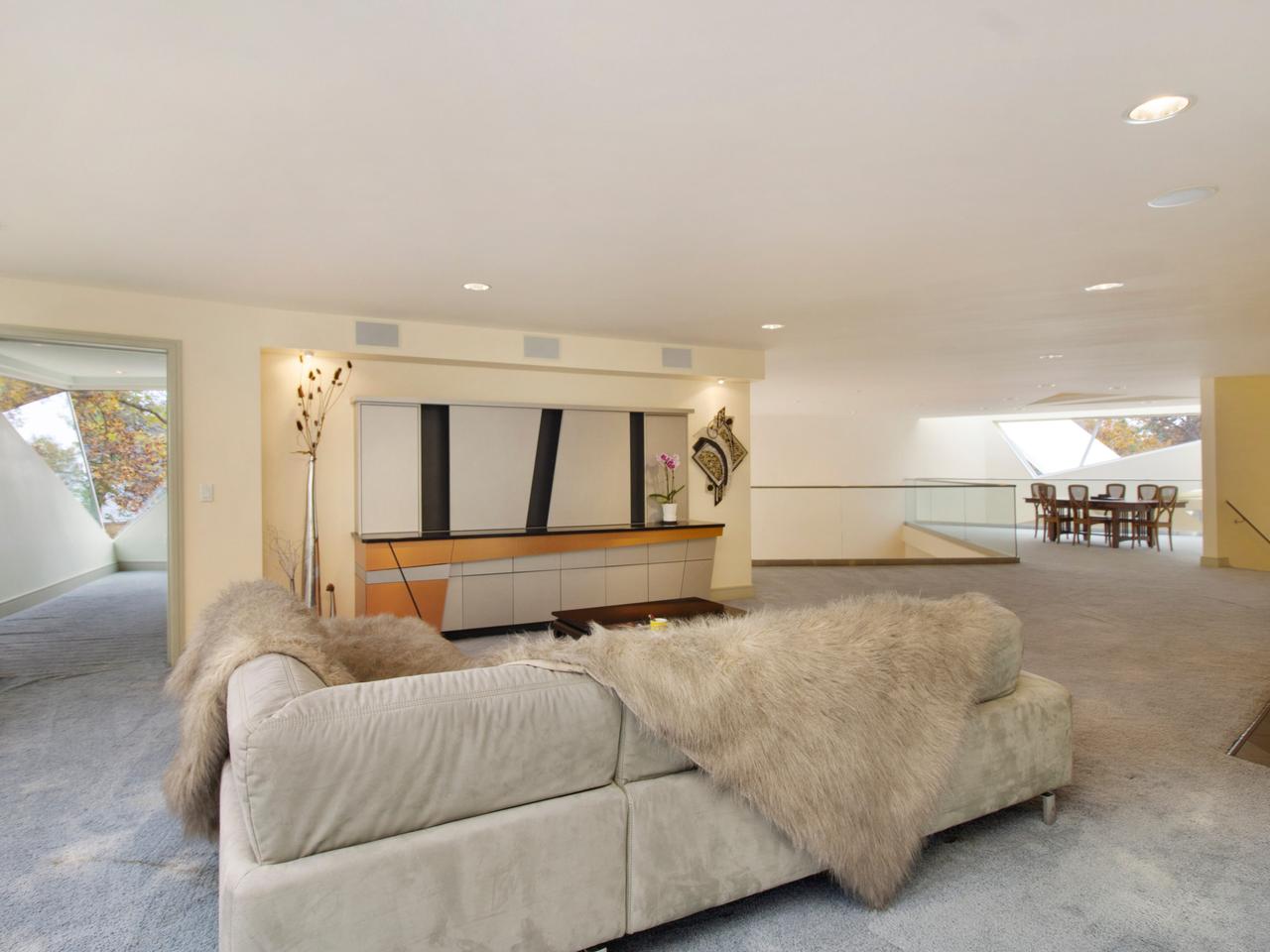 リビングルームは2階にあり、エレベーターで行くこともできる。