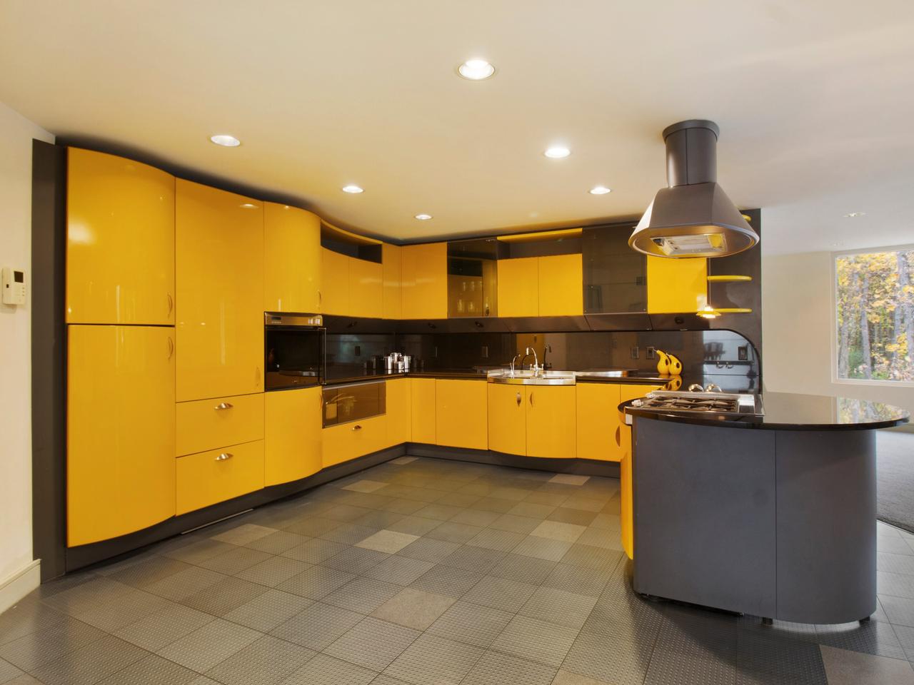キッチンにはフェラーリ社製のキャビネットがあしらわれている。まさに本物の｢フェラーリ・イエロー｣だ。