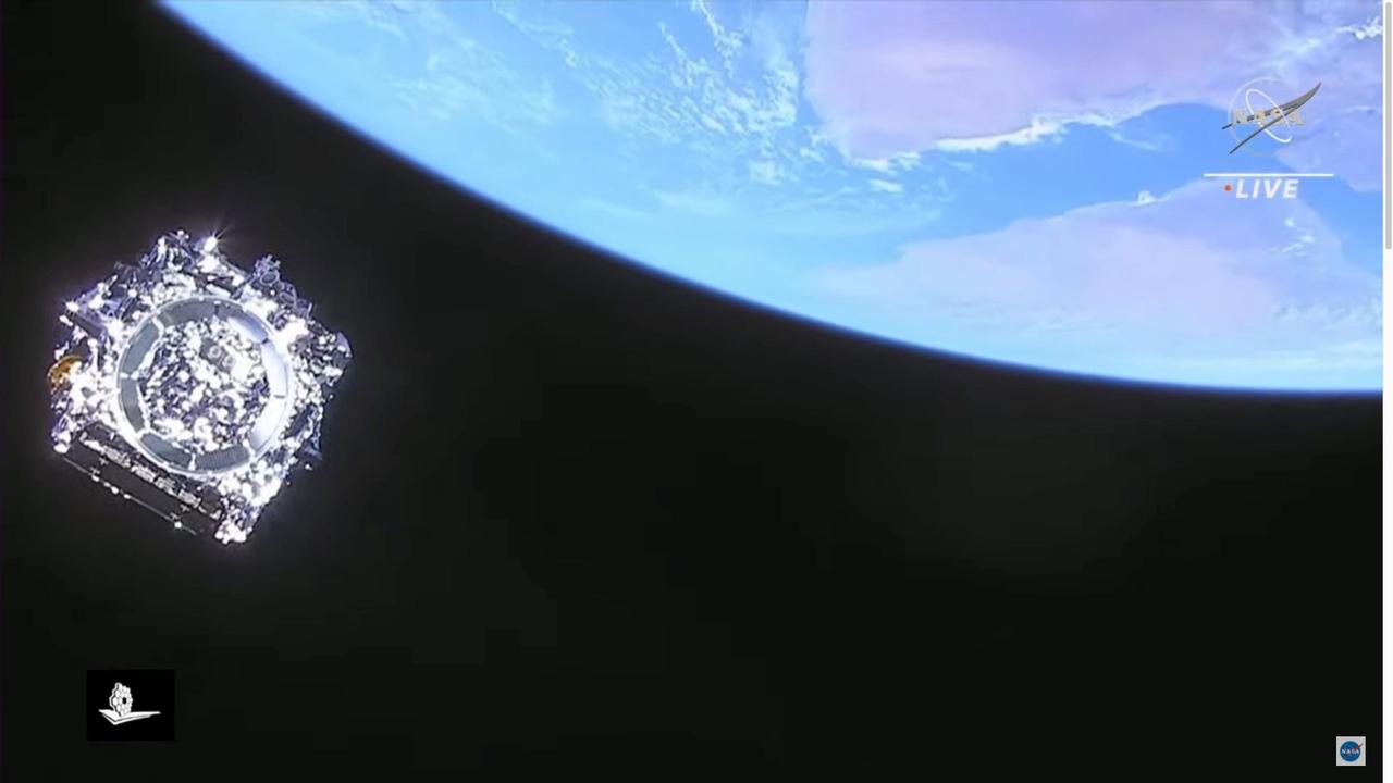 2021年12月25日、ロケットの最終ステージから切り離され、宇宙を漂っていくジェームス・ウェッブ宇宙望遠鏡。これはこの望遠鏡が間近で撮影された最後の画像となった。