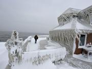 ニューヨーク州バッファローでは、1977年の有名な冬の嵐よりも激しい吹雪で、4日間で1メール以上の雪が降った。12月26日現在、雪はまだ降り続いている。