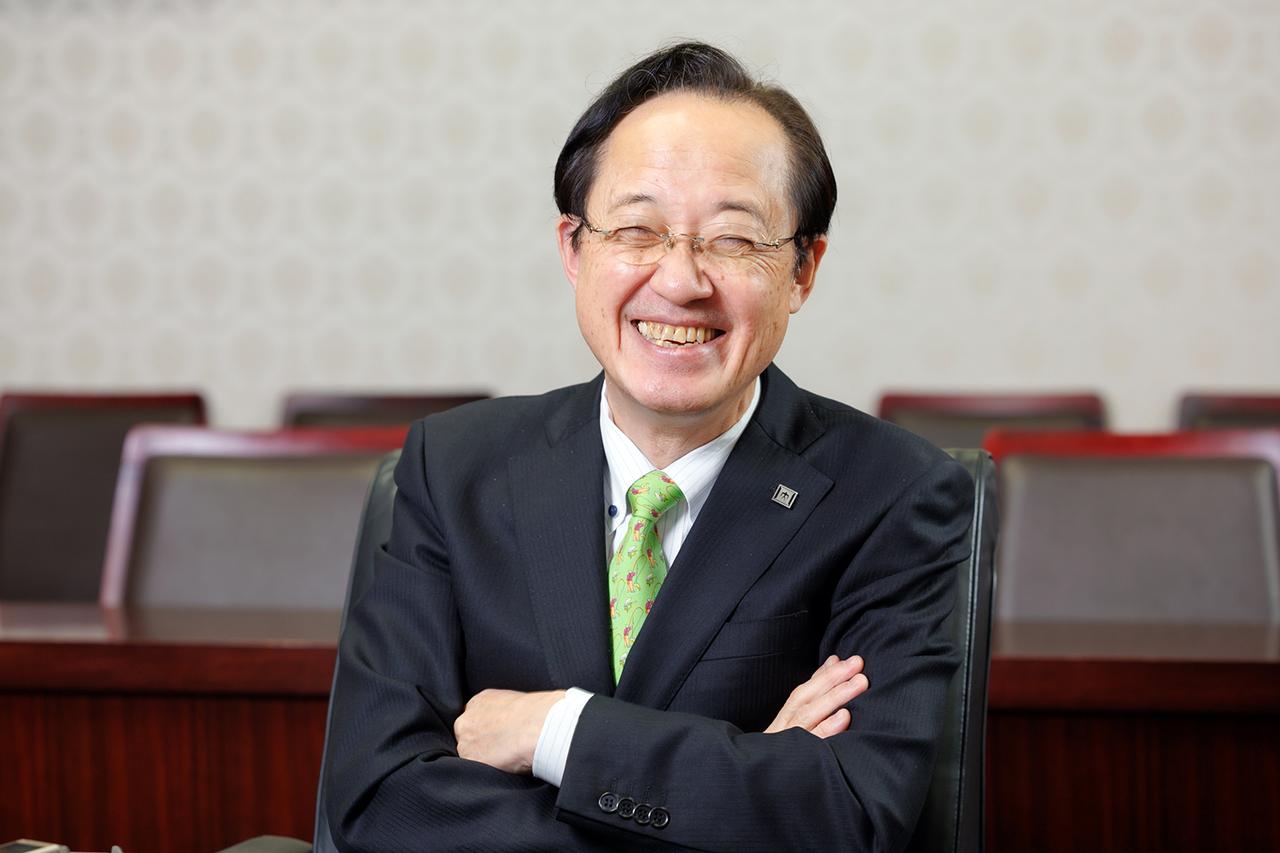 ときに真面目に、ときにユーモアを交えながら答える益学長。歯に衣着せぬ物言いに、決意も感じられた。