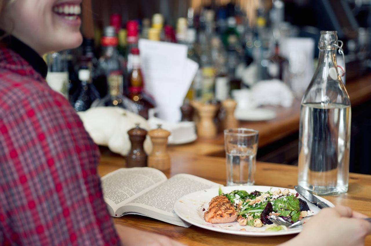 レストランチェーン｢ザ・キッチン｣のシカゴにある店舗で、チキンと一緒にビーツサラダを食べる客。
