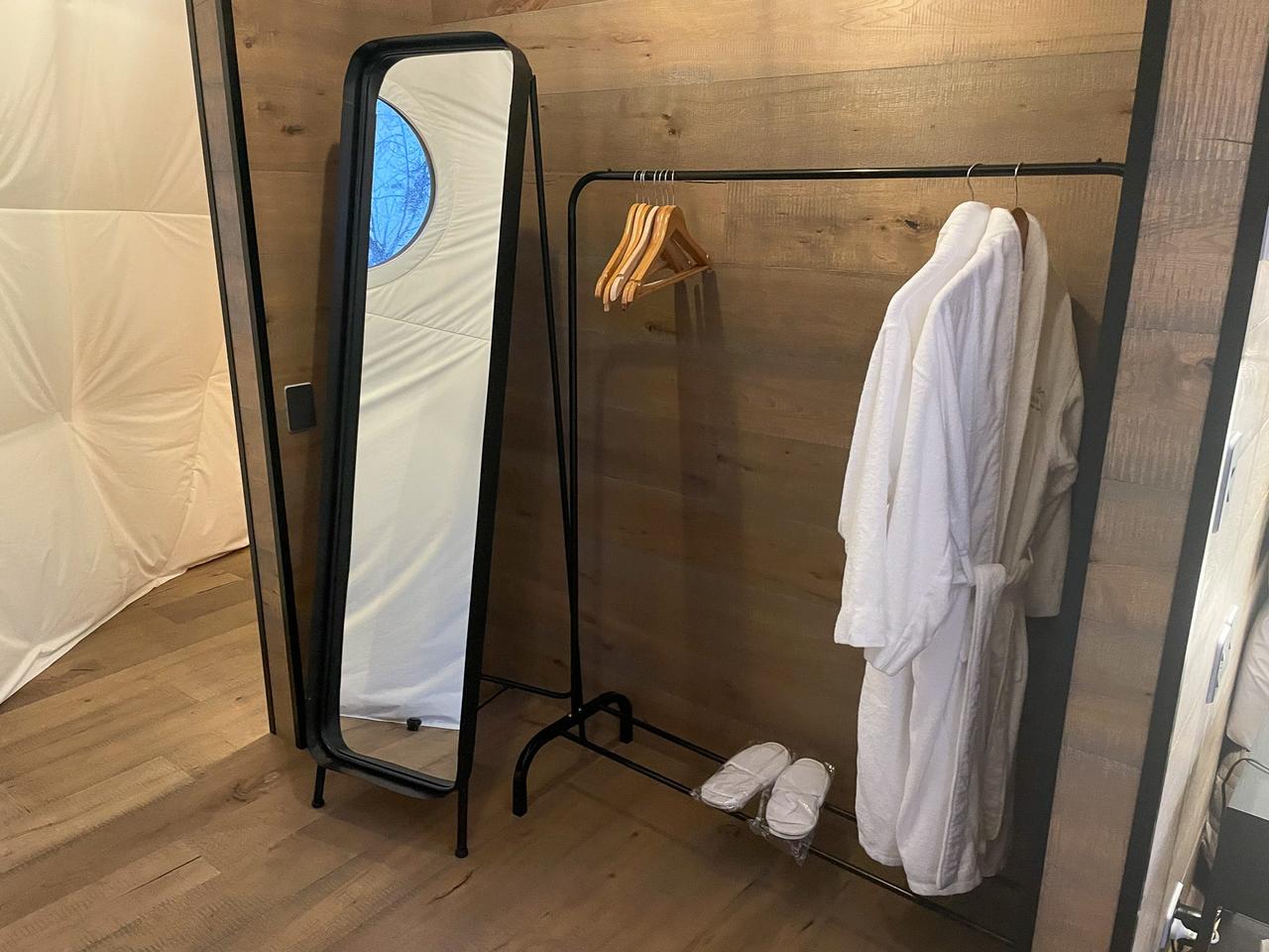 スリッパとバスローブ