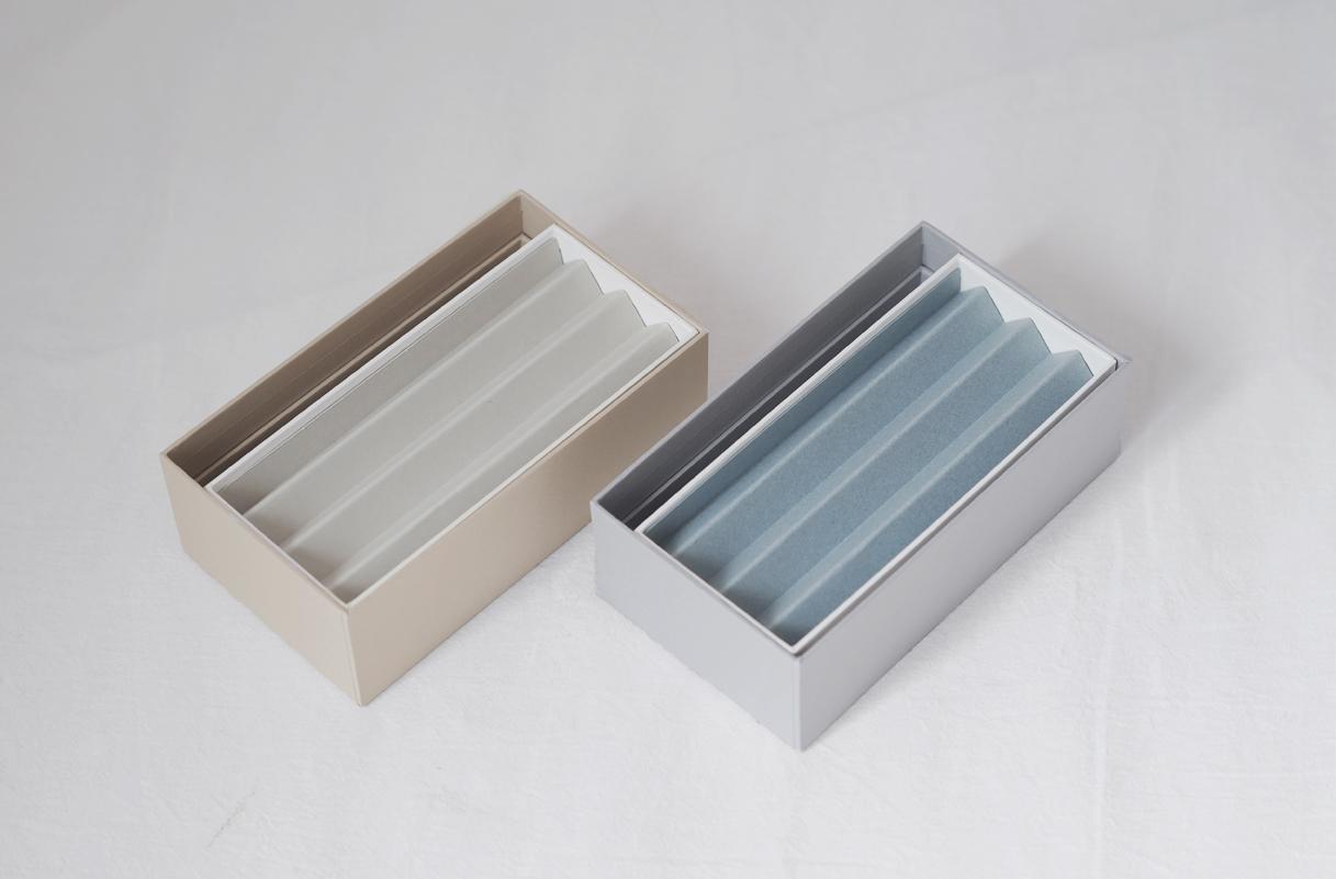 デスク上のごちゃごちゃ感、高級感ある「紙」製収納ボックスで解消する