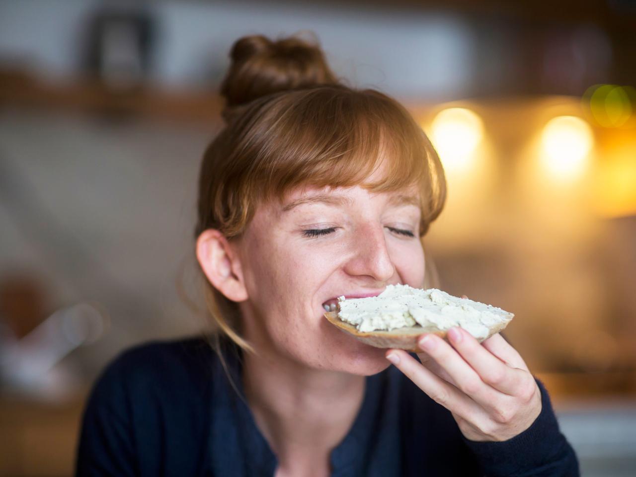 パンを食べる女性