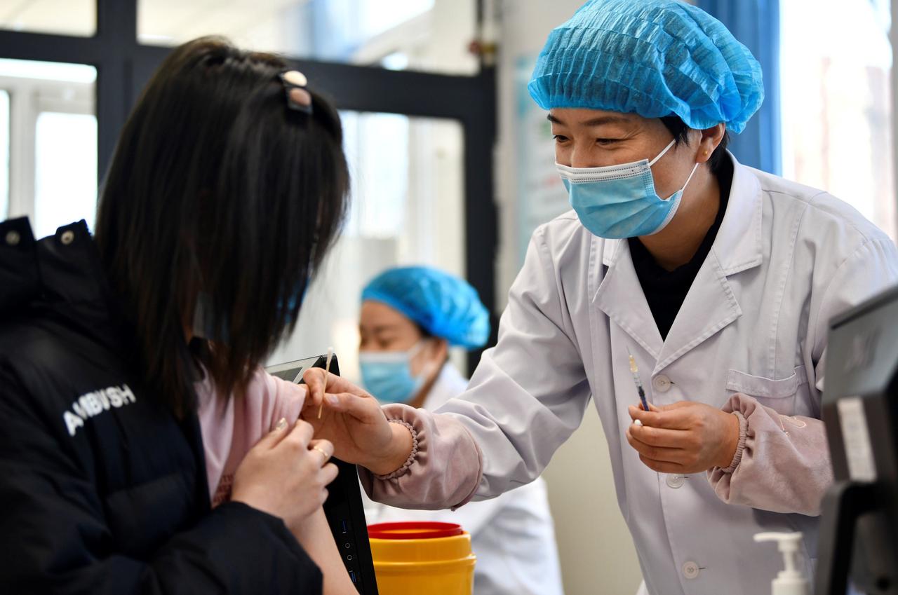 このインセンティブは、中国国民が西側のワクチンを欲しがっていることを示している。