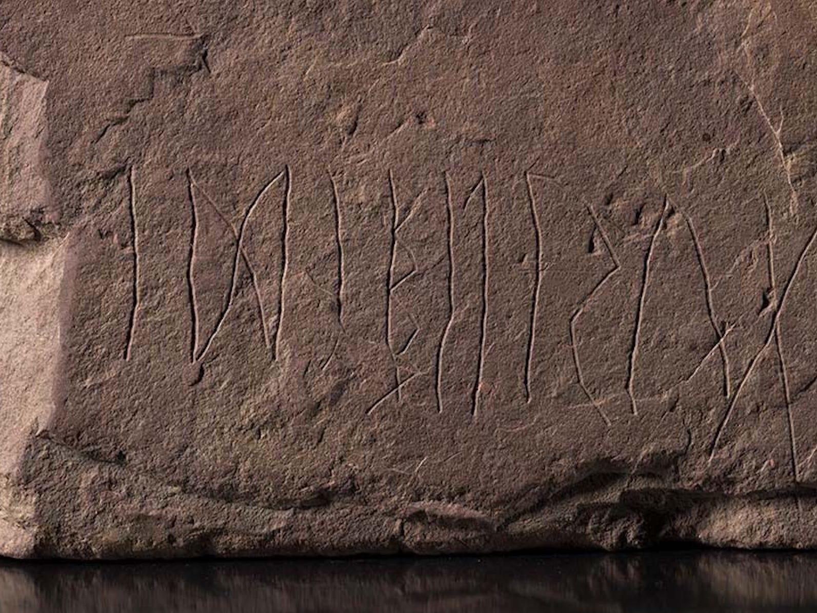 最古のルーン石碑を発見…2000年前の文字から分かること | Business