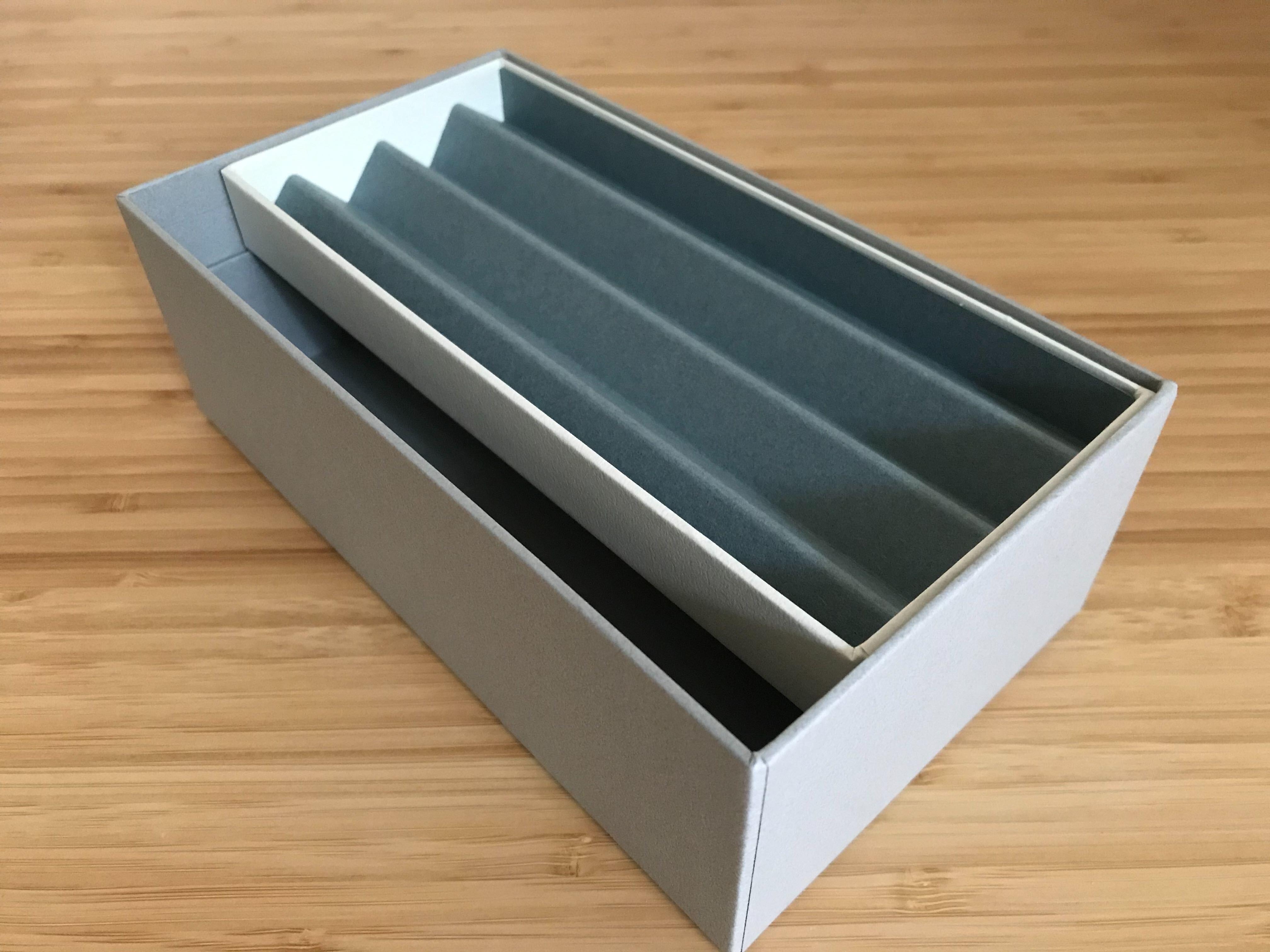 デスク上のごちゃごちゃ感、高級感ある「紙」製収納ボックスで解消